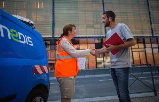 Un salariée d'Enedis serre la main d'un prestataire d'Enedis